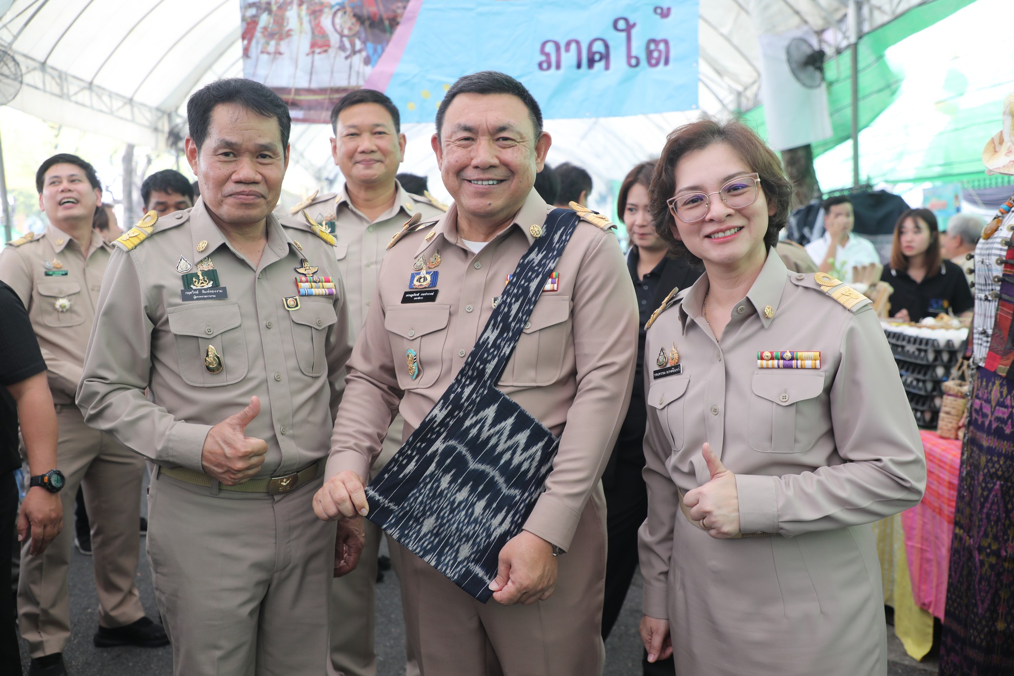 title - ปลัดกระทรวงเกษตรฯ และผู้บริหาร ส.ป.ก. เยี่ยมชมร้านค้า ในงานวันคล้ายวันสถาปนา ส.ป.ก. ครบรอบ 51 ปี
